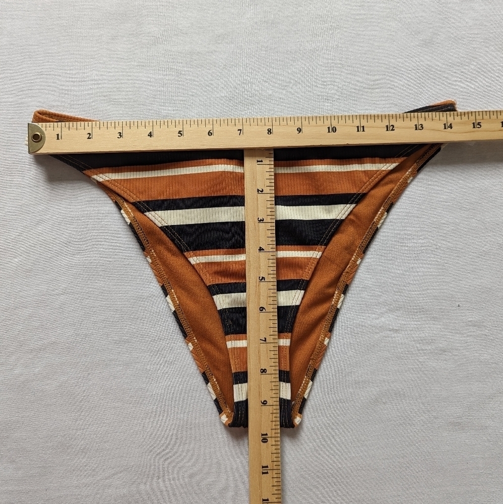 Forever 21 bikini bottom size Medium - Picture 2 of 6